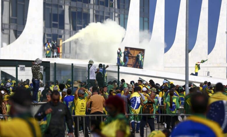 manifestantes invadem congresso, stf e palácio do planalto.